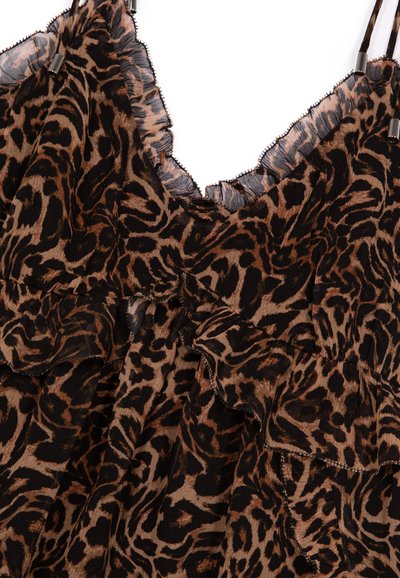 Tissu imprimé léopard avec des nuances de marron et de noir ; présente des bords froncés et un col en V, léger et texturé. Bretelles ajustables.
