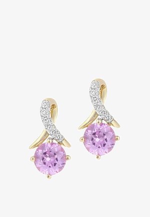 Złote kolczyki z różowymi, okrągłymi kamieniami szlachetnymi oraz diamentopodobnymi akcentami w falistym wzorze. Każdy kolczyk ma teksturowaną powierzchnię.