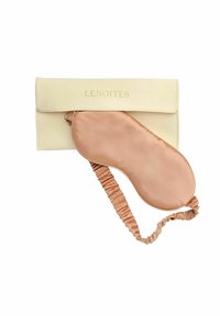 Světle béžová kožená taštička s embosovaným nápisem "LENOITES" a lila saténovou maskou na spaní s elastickým páskem pro pohodlí.