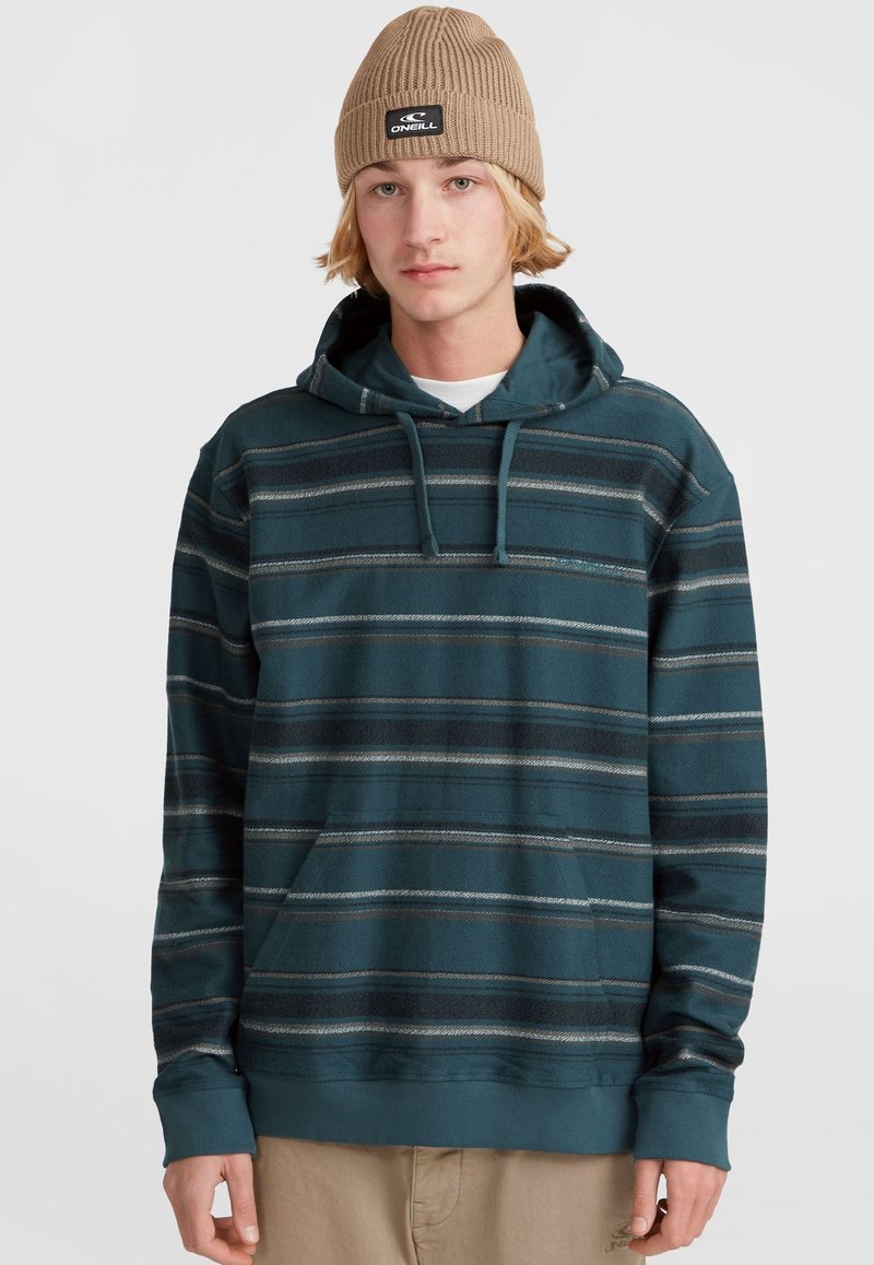 Kapjes sweatshirt in donker teal met horizontale strepen in grijs en blauw. Voorzien van een buidelzak en ribgebreide mouwen. Gemaakt van zachte stof.