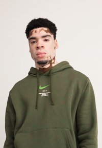 Nike Sportswear HOODIE - Camisola - cargo khaki