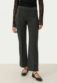 Hoge taille, flared broek van donkergrijze stof met fijne verticale strepen. Heeft een gladde textuur en een uitlopend ontwerp.