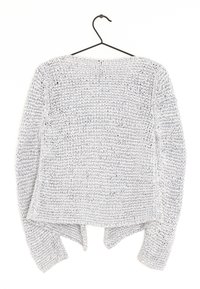 Grå strikket sweater med en løs, åben vævning; har lange ærmer, en rund halsudskæring og en lige kant med sidespalter.