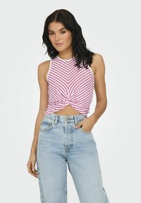 Top sans manches à rayures avec un nœud torsadé à la taille, dans des tons de rose et de blanc, associé à un jean en denim léger bleu clair taille haute.