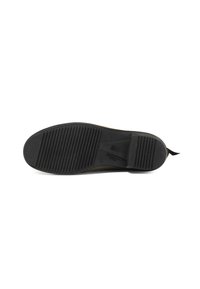 Suola di scarpa in gomma nera con un motivo testurizzato e scanalature, caratterizzata da un logo in rilievo e una leggera curvatura sul tallone.