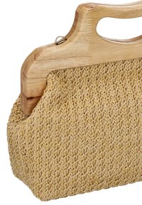 Natürliche geflochtene Strohtasche mit soliden hellen Holzgriffen, die einen rechteckigen Ausschnitt als Griff und einen Metallverschluss aufweisen.