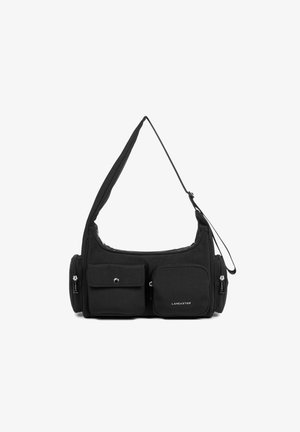 Borsa a spalla nera realizzata in tessuto resistente, caratterizzata da due tasche frontali, un comparto laterale con cerniera e una tracolla regolabile.