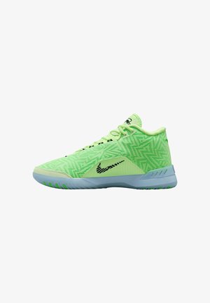Zielone buty sportowe z teksturowanym geometrycznym wzorem, czarnymi akcentami i przezroczystą podeszwą z widocznymi detalami zapewniającymi przyczepność.