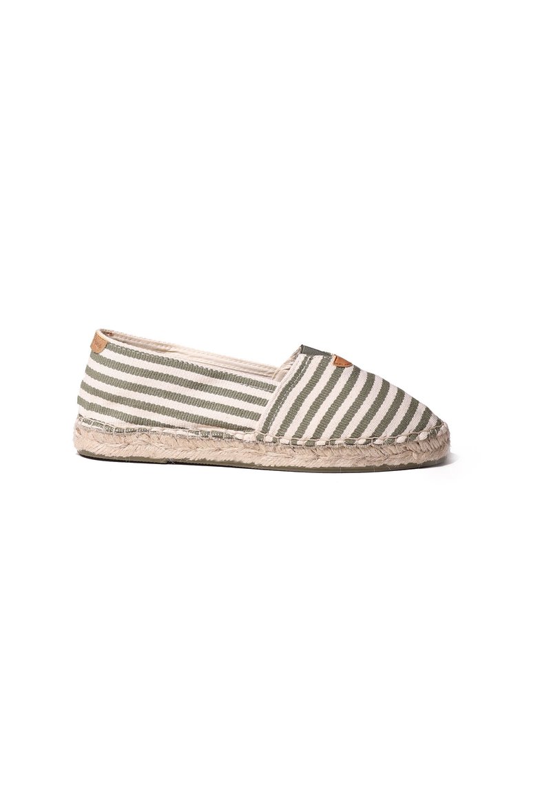 Espadriglia a righe verdi e bianche con suola in juta e design slip-on, mostrata in vista laterale su uno sfondo bianco.