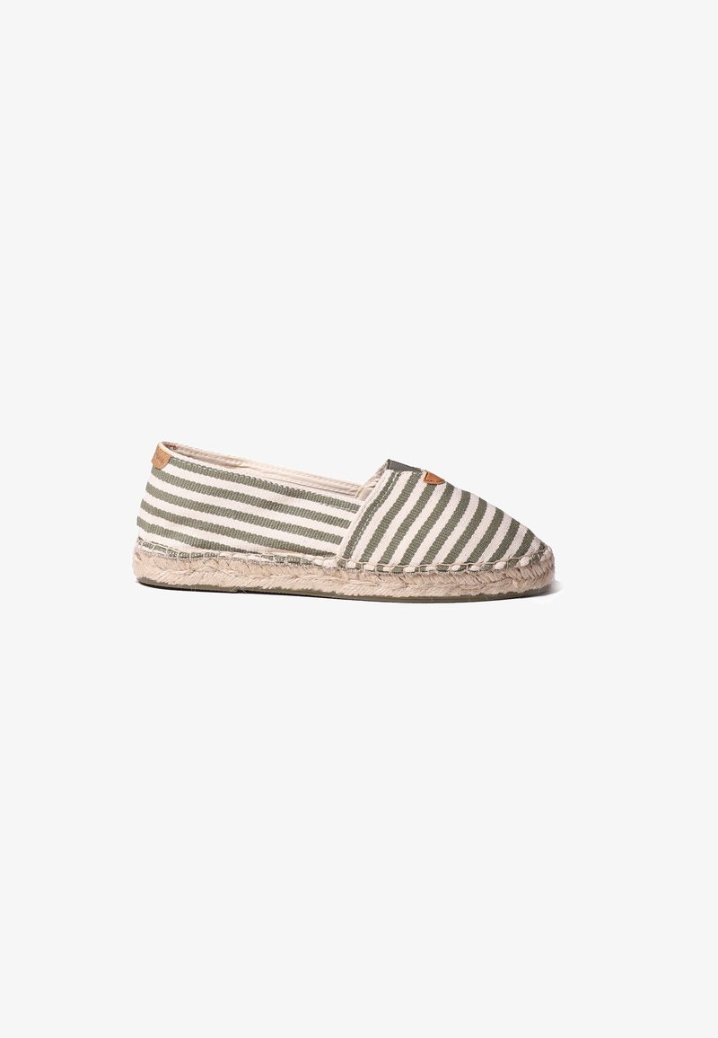 Zeleno-bílé pruhované espadrilky s jutu podešví a designem na přezku, zobrazené v bočním pohledu na bílém pozadí.