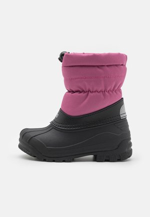 Zimowe buty dziecięce z różową górą z tkaniny i czarną gumową dolną częścią, z okrągłym noskiem, teksturowaną podeszwą i regulowanym kostkiem.