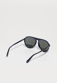 Ochelari de soare cu lentile gri închis, rame din plastic de culoare albastru marin și brațe elegante. Au un design minimalistic, fără modele sau accente vizibile.