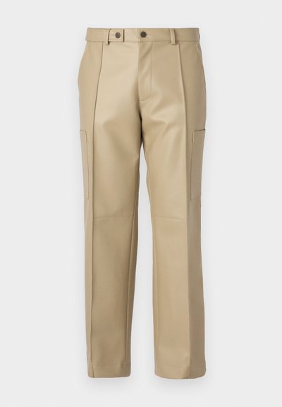 Beige, tailored trousers made of smooth fabric, featuring a straight leg, two side pockets, and front pleats, with a button fastening.