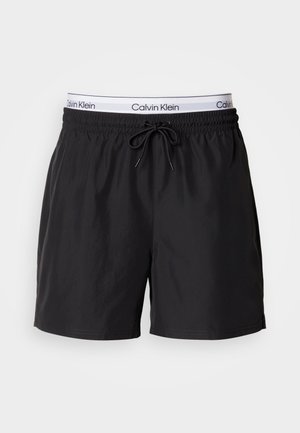 Čierne plavecké šortky z ľahkej látky, s elastickým pásom so šnúrkou a logom na páse.