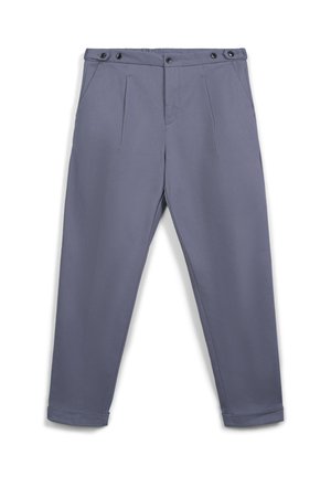 Graue tapered Hose mit Falten, Seitentaschen, knöpfbaren verstellbaren Taillenlaschen und Umschlägen, flach auf einem weißen Hintergrund ausgelegt.