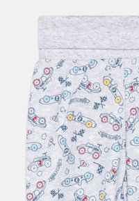 Szürke pamut leggings, színes meseautókkal, közlekedési táblákkal és kockás zászlókkal díszítve, puha, rugalmas derékpánttal.
