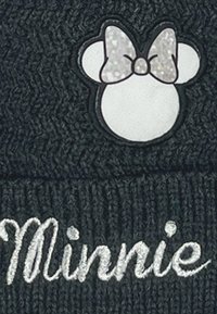 Gehaakte zwarte beanie met een witte silhouet van Minnie Mouse, een zilveren strik en geborduurd "Minnie" in witte garen aan de onderkant.