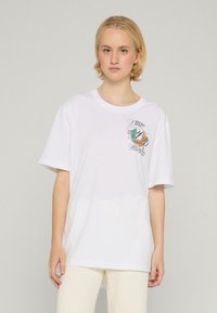 Biała bawełniana koszulka z okrągłym dekoltem i krótkimi rękawami, z wielokolorowym nadrukiem tekstu po lewej stronie klatki piersiowej.