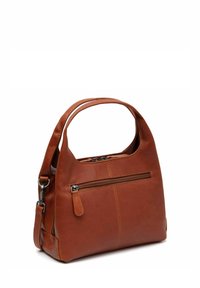 Bolso de mano de cuero marrón con asa curvada, bolsillo frontal con cremallera y detalles de costura sutiles. Forma compacta y rectangular con una textura suave.
