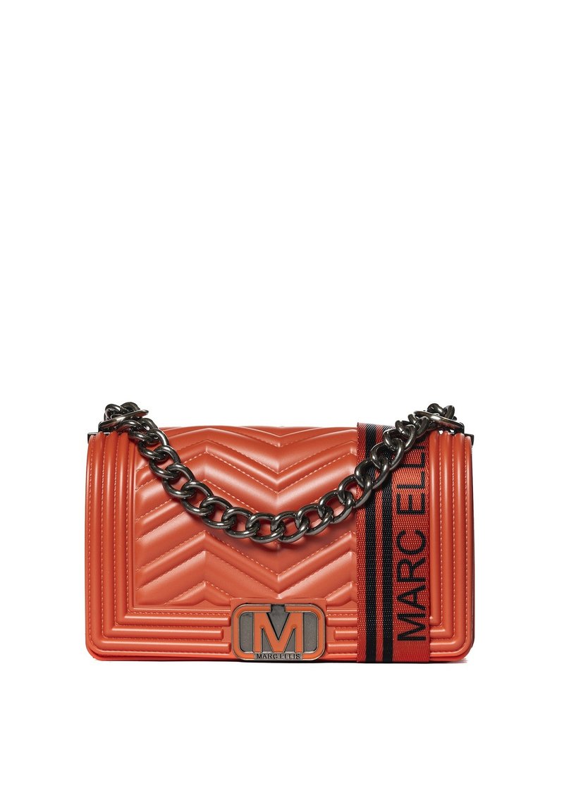 Borsa a tracolla arancione trapuntata con motivo a zig-zag, tracolla in catena argentata e placca con logo. Presenta una striscia nera a contrasto con testo.
