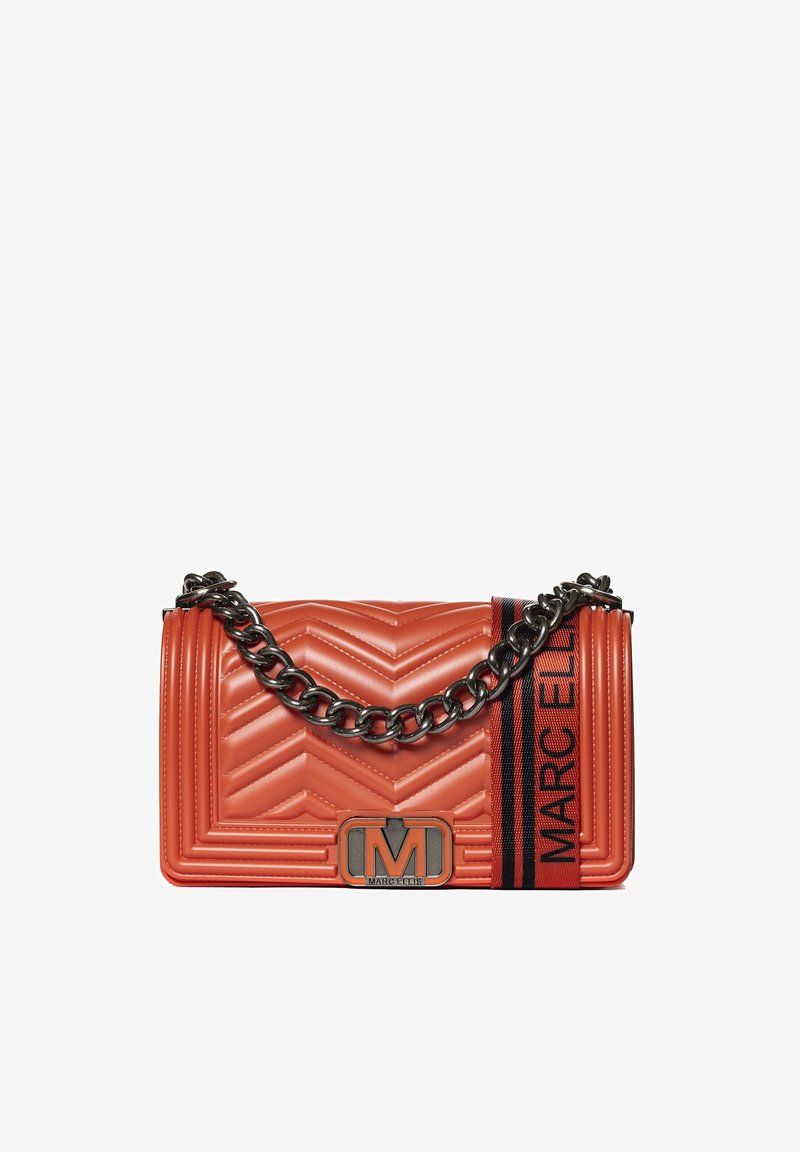 Borsa a tracolla arancione trapuntata con motivo a zig-zag, tracolla in catena argentata e placca con logo. Presenta una striscia nera a contrasto con testo.