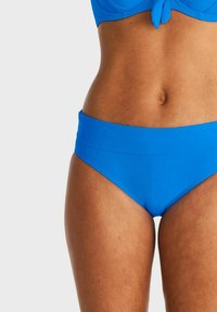 Blå bikiniunderdelar med hög midja, tillverkade av ett slätt material. Designen har en enfärgad look utan synliga mönster eller detaljer.