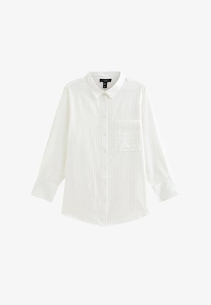 Camisa blanca de manga larga con botones, rayas verticales sutiles, cuello puntiagudo, bolsillo en el pecho y puños anchos.