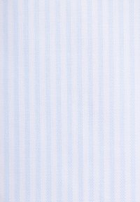 Gros plan d'un tissu blanc avec des fines rayures verticales bleues régulièrement espacées et un tissage texturé visible.