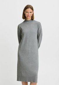 Grijze gebreide jurk met een hoge halslijn, lange mouwen en een relaxte pasvorm, die tot halverwege de kuit reikt. Effen textuur met ribbels aan de mouwen.
