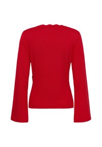 Pull rouge à manches longues avec une taille ajustée, vu de dos sur fond blanc.