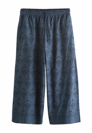 Blå vidde bukser med elastisk talje og subtilt blomsterudskæringsbroderimønster over hele stoffet.