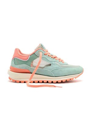 Scarpa da corsa mint green e rosa, realizzata in suede e rete. Presenta una robusta intersuola bianca e una suola in gomma arancione testurizzata.