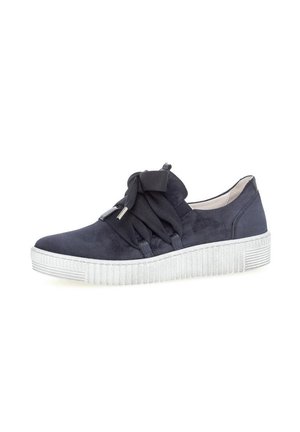 Sneaker in camoscio blu navy con una spessa suola in gomma bianca, caratterizzata da lacci in tessuto larghi annodati a fiocco, texture liscia e punta rotonda.