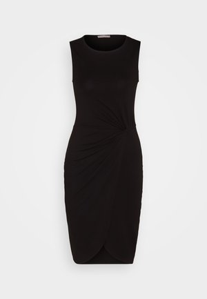 Must mustriga kleit, mis on valmistatud jersse kangast, rõhutab vöökoha keerdu ja kaarset hemliini, omades figuuri järgivat siluetti.