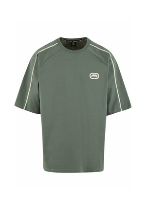 Kurzärmliges T-Shirt mit Rundhalsausschnitt aus gedämpftem olivgrünen Baumwollstoff, mit weißen Akzentpaspeln und einem kleinen Logo im vorderen linken Brustbereich.