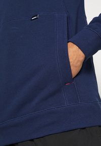 Nike Performance FC HOODIE - Felpa con cappuccio - midnight navy/habanero red/black