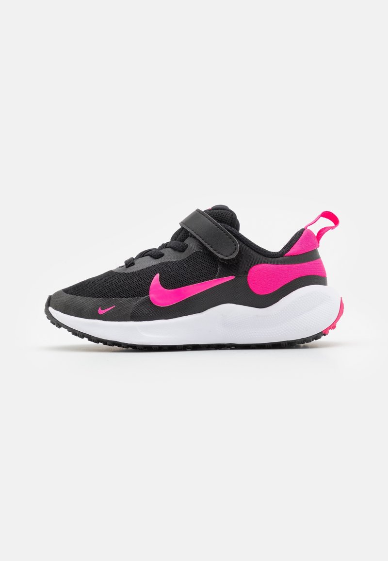 Scarpa sportiva nera con tomaia in rete, dettagli rosa, cinturino con chiusura a strappo e suola bianca. Notevoli loghi Nike swoosh in rosa.