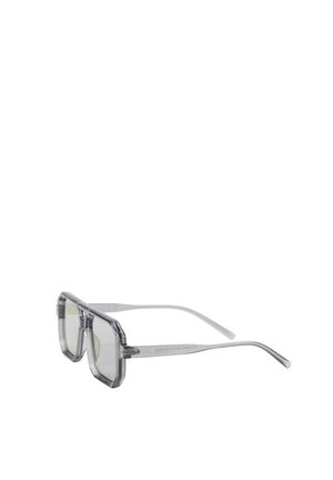 Gafas cuadradas de montura completa en gris transparente con lentes claras y patillas delgadas mostradas en un ángulo lateral sobre fondo blanco.