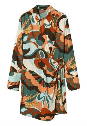 Vestido de manga larga con cuello, cintura cruzada y patrón floral abstracto en colores verde, naranja, marrón y crema.