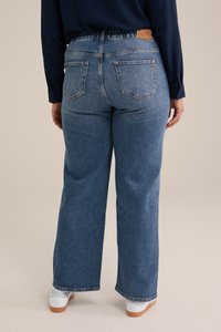Jeans de mezclilla azul de tiro alto y pierna ancha con un lavado oscuro, que cuentan con un bolsillo trasero cosido y una cintura elástica para mayor comodidad.