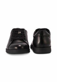 Czarne skórzane sneakersy z okrągłym noskiem, sznurowanym zapięciem, płaską gumową podeszwą, gładką fakturą i minimalistycznym estetyką.