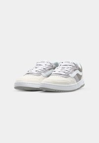 Vans sneakers med et design i hvidt og lyst gråsuede, klassisk snørebånd, polstret krave og en tekstureret gummisål.