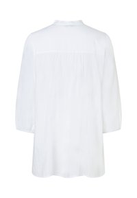 Weiße, leichte Bluse mit drei Viertel-Ärmeln, rundem Ausschnitt und gerafftem Rückendetail. Glatte Textur, lockere Passform und keine sichtbaren Muster.