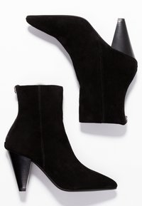 Czarne zamszowe botki za kostkę z wydłużonym noskiem i stożkowym obcasem. Posiadają boczny zamek błyskawiczny oraz gładką teksturę dla eleganckiego wyglądu.
