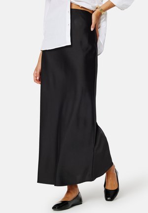 Zwarte satijnen maxi rok met een gladde textuur. Heeft een rechte ontwerp, een zijsplit en een elastische tailleband voor comfort.