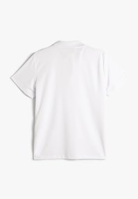 Polo shirt blanca de manga corta, hecha de una tela suave, con cuello clásico y dobladillo recto, sin patrones ni acentos visibles.