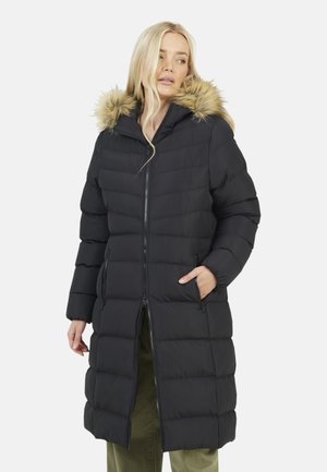 Zwarte pufferjas met een verticale gestikte design, een met bont afgewerkte capuchon, volledige rits en zijzakken. Middenkuitlengte met een matte afwerking.