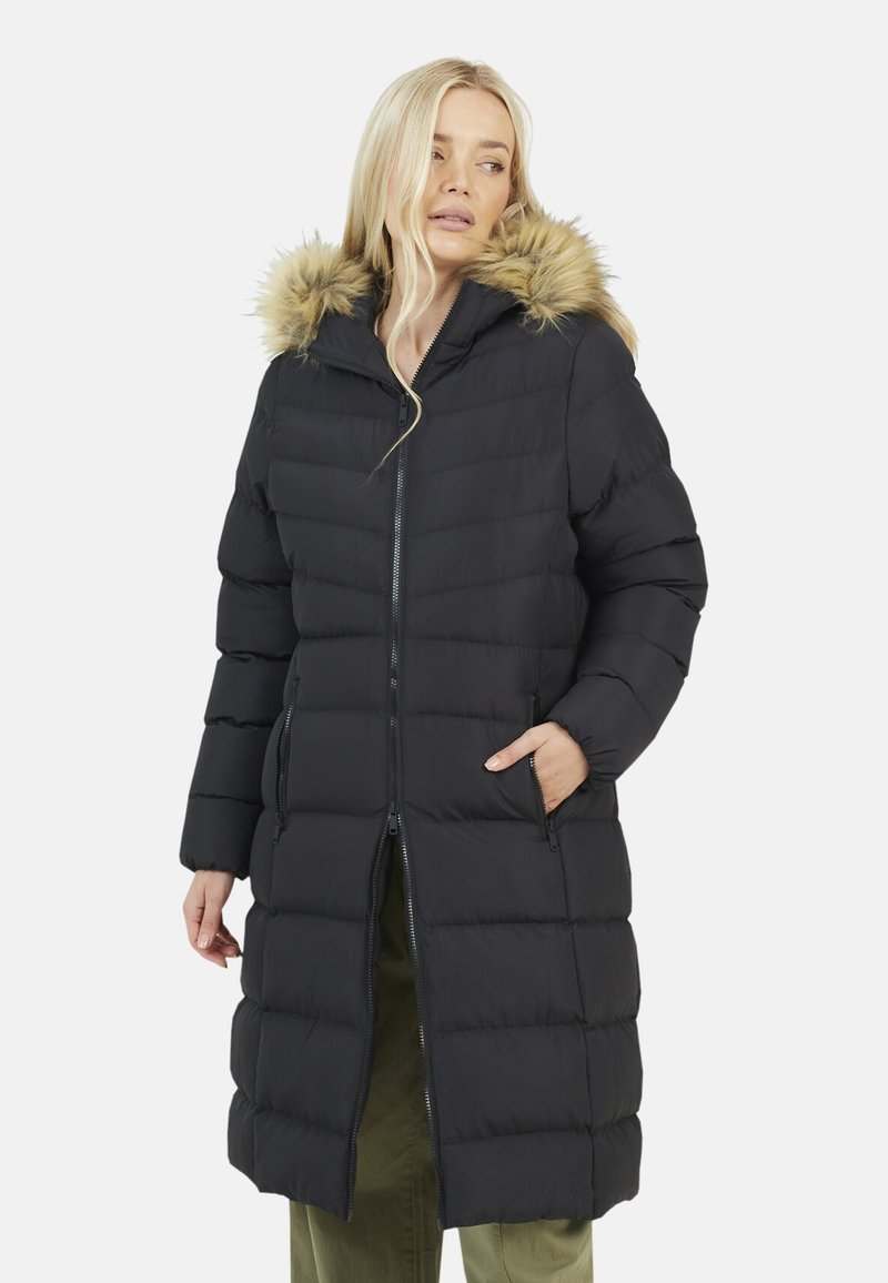 Manteau doudoune noir avec un design matelassé vertical, capuche bordée de fourrure, fermeture éclair intégrale et poches latérales. Longueur mi-mollet avec une finition mate.