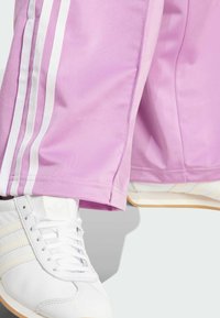 adidas Originals FIREBIRD LOOSE TRACK - Trainingsbroek - preloved purple