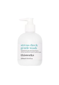 Bottiglia pompa in plastica bianca con corpo arrotondato. L'etichetta presenta testo turchese con la scritta "stress check gentle wash" e dettagli del prodotto. 250ml.